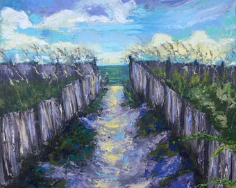 Puede incluir: Una pintura de un camino a través de hierba alta que conduce a una playa con un cielo azul y nubes blancas. El camino está bordeado por vallas de madera a cada lado.