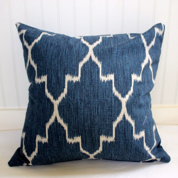 Cubierta de almohada geométrica de enrejado azul marino y avena / Tela de diseño Lacefield / Decoración del hogar hecha a mano Almohadas de acento personalizadas