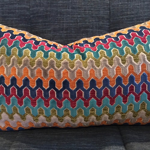 Fundas de almohada de terciopelo geométrico multicolor / Tela de diseño Hamilton Sidewinder Confetti con reverso de terciopelo azul marino liso