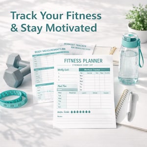 Peut inclure: Un planificateur de fitness avec le texte "Track Your Fitness & Stay Motivated". L'image comprend une bouteille d'eau, des haltères, un mètre ruban et un carnet. Le planificateur a des sections pour les objectifs hebdomadaires, les plans de repas et l'apport en eau.