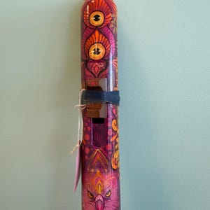 Flauta amazónica pintada a mano por Mauro Reategui - Arte visionario de la selva, Perú