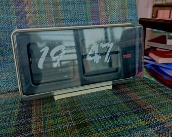 Retro Flip Clock by Sebastian Wrong – Mid-Century Modern Desk Shelf Decor