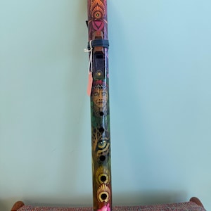 Flauta amazónica pintada a mano por Mauro Reategui -- Jaguar and Spirit Portrait Design, Perú