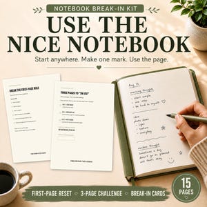 以下が含まれることがあります： ノートブックの使い始めキット。2枚の指示カードと、手書きのメモが書かれたオリーブグリーンのノートブックが含まれています。テキストには「USE THE NICE NOTEBOOK」「BREAK THE FIRST-PAGE RULE」「THREE PAGES TO IN USE」「15 PAGES」と書かれています。