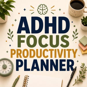 以下が含まれることがあります： ダークブルー、オリーブグリーン、マスタードイエローで「ADHD FOCUS PRODUCTIVITY PLANNER」と書かれた生産性プランナーの表紙。脳のアイコン、小さな星、葉の小枝が描かれ、タイマー、ペン、ノートブックに囲まれています。