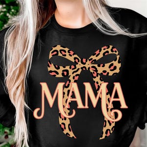 Op de afbeelding: Een rustiek houten bord met de tekst "Welcome to our home" in witte letters. Het bord heeft een verweerde afwerking en een eenvoudig, uitnodigend ontwerp, ideaal voor een veranda of entree.