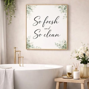 Puede incluir: Un juego de tres tazas de cerámica con un acabado mate moteado. Las tazas son de color crema, gris claro y gris oscuro. Cada taza tiene un diseño simple y moderno y un asa redondeada.