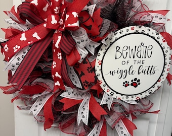 Cuidado con los traseros meneándose. Corona roja y negra para amantes de los perros.