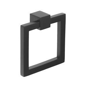Op de afbeelding: Een matzwarte vierkante trekker met een geometrisch ontwerp. De trekker heeft een vierkant montageblok en een rechthoekige lus. Deze moderne hardware is geschikt voor kasten en laden.