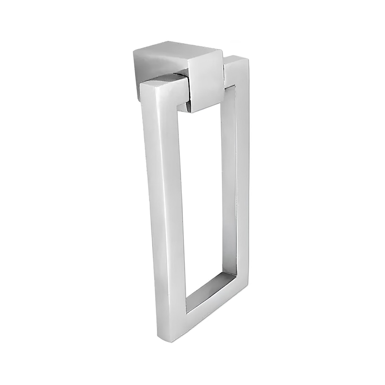 Puede incluir: Un tirador de armario de n&iacute;quel cepillado con un asa rectangular y una placa de montaje cuadrada. El asa tiene un dise&ntilde;o sencillo y moderno, perfecto para cajones o puertas de armarios. El herraje es de metal y tiene un acabado mate.