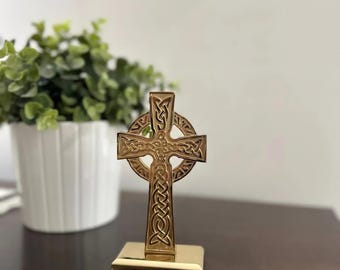 Cruz celta con acabado de latón pulido / Cruz irlandesa de pie / Crucifijo espiritual con diseño de nudo pulido hecho a mano