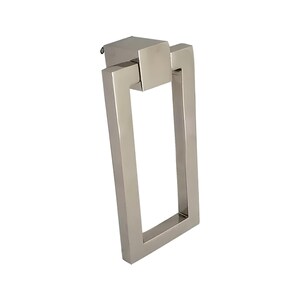 Puede incluir: Un tirador de armario de n&iacute;quel cepillado con un asa rectangular y una placa de montaje cuadrada. El asa es un rect&aacute;ngulo grande y abierto. El herraje es de color plata neutro y est&aacute; sobre un fondo blanco.