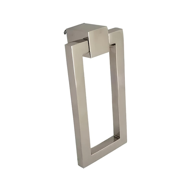 Puede incluir: Un tirador de armario de n&iacute;quel cepillado con un asa rectangular y una placa de montaje cuadrada. El asa es un rect&aacute;ngulo grande y abierto. El herraje es de color plata neutro y est&aacute; sobre un fondo blanco.