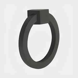 Puede incluir: Un tirador de armario negro mate con base cuadrada y asa circular. El herraje es de diseño moderno, adecuado para cajones o puertas de armarios. El tirador está hecho de un material sólido y tiene un acabado liso y no reflectante.