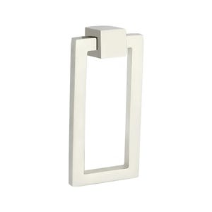 Puede incluir: Un tirador de armario rectangular blanco roto con una parte superior cuadrada y un asa rectangular. El asa es abierta en el centro. El herraje es de metal y est&aacute; dise&ntilde;ado para muebles.