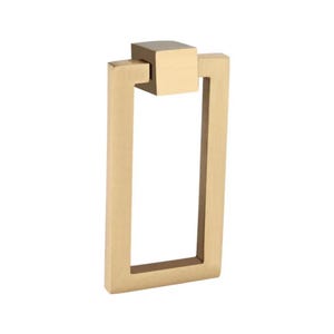 Può includere: Una maniglia per mobili rettangolare color oro con una parte superiore quadrata. La maniglia ha un design semplice e moderno, perfetto per aggiungere un tocco di eleganza ai mobili. L'hardware è in metallo e ha una finitura spazzolata.