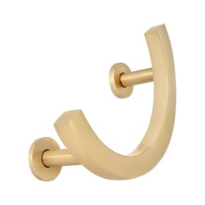 Peut inclure: Deux poignées de meuble dorées et incurvées. Chaque poignée est composée d'une base circulaire, d'une tige cylindrique et d'une poignée incurvée et rectangulaire. Le matériel est en métal avec une finition mate.