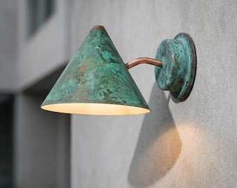 Applique da parete in rame con patina verde realizzata a mano, lampada da esterno a cono in stile marocchino.