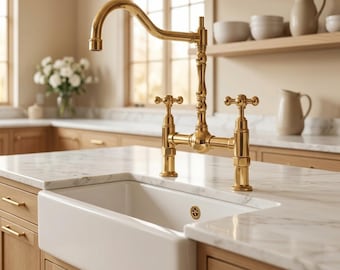 Massiver Messing-Küchenhahn aus unlackiertem Messing mit Seitensprüher - Luxus-Bauernhaus-Spülbecken-Wasserhahn handgefertigt