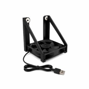 Könnte beinhalten: Ein schwarzer, quadratischer Lüfter in einem starren schwarzen Rahmen mit zwei vertikalen Stützen, die oben kreisförmige silberne Akzente aufweisen. Ein schwarzes Stromkabel mit einem Standard-USB-Anschluss geht von der Basis aus.