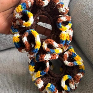 Puede incluir: Juego de tres tazas de cerámica con acabado mate moteado. Las tazas son de color crema, gris claro y gris oscuro. Cada taza tiene un diseño simple y minimalista.