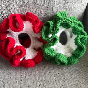 Op de afbeelding: Een set van drie keramische mokken met een gespikkelde, matte afwerking. De mokken zijn in crème, lichtgrijs en donkergrijs. Elke mok heeft een eenvoudig, minimalistisch ontwerp.