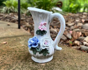 Jarrón de rosas multicolor iridiscentes de loza brillante de los años 40-50