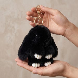 Svart fluffig kanin nyckelring, kaninväska med berlock i fuskpäls, plyschnyckelringshänge, ryggsäckstillbehör