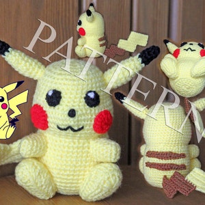 Könnte beinhalten: Drei gehäkelte Pikachu-Plüschtiere in verschiedenen Posen. Das größte Plüschtier sitzt mit seinem Schwanz hinter sich. Das mittlere Plüschtier sitzt mit seinem Schwanz zur Seite. Das kleinste Plüschtier sitzt mit seinem Schwanz vor sich. Alle drei Plüschtiere sind gelb mit roten Wangen und schwarzen Augen.