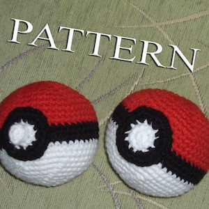 Op de afbeelding: Twee gehaakte Poké Balls, één rood en wit, de andere zwart en wit, met het woord "PATTERN" in witte tekst bovenaan de afbeelding.