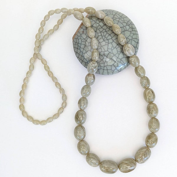 Collier de perles graduées en lucite marbrée vintage du milieu du siècle - gris taupe couleurs neutres minimaliste simple 34" de long