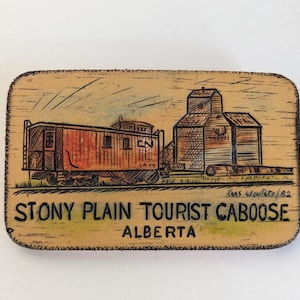 Puede incluir: Placa rectangular de madera con una ilustración detallada de un vagón de tren y un elevador de granos. El texto "Stony Plain Tourist Caboose Alberta" está inscrito en la parte inferior. La obra de arte es en tonos marrones, naranjas y negros.