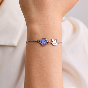 Peut inclure: Ensemble de trois mugs en céramique avec une finition mate et mouchetée. Les tasses sont de couleur crème, marron clair et marron foncé. Chaque mug a un design simple et minimaliste.