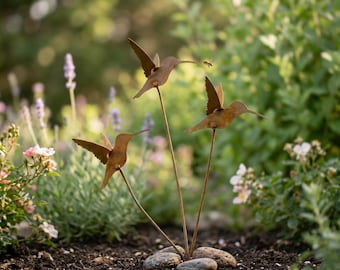 Handcrafted Metal Hummingbird Sculpture – Outdoor Garden Décor Set