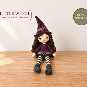 Puede incluir: Una muñeca de ganchillo de una pequeña bruja con largo cabello castaño, que lleva un sombrero puntiagudo morado con una banda verde, una blusa morada de manga larga y mallas a rayas blancas y negras. El texto LITTLE WITCH CROCHET PATTERN PDF y INSTANT DOWNLOAD es visible.