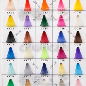 Op de afbeelding: Een raster van 40 kegelvormige objecten in verschillende kleuren, waaronder wit, blauw, paars, roze, geel, oranje, groen en bruin. Elke kegel is gemarkeerd met een "CC"-nummer en een Chinees karakter.