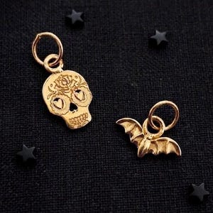 Złote zawieszki na Halloween wykonane z 14-karatowego złota • Malutki nietoperz z prawdziwego złota + czaszka z cukru • Minimalistyczna, jesienna, upiorna biżuteria na Halloween • Zestaw 2 sztuk!