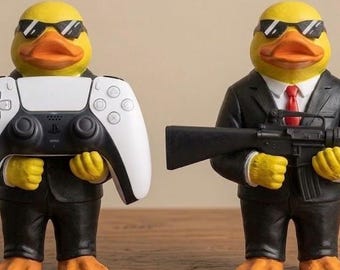 ギャングスターダックコントローラースタンド、おもちゃの銃、ディスプレイアート像、手描きのPS5 DualSenseホルダー、ゲーミングセットアップデスク装飾、カスタムギフト