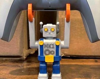 DualSenseコントローラースタンド、レトロなおもちゃのロボットがゲームパッドを持ち上げます！ | 「ロボットオーバーオール」