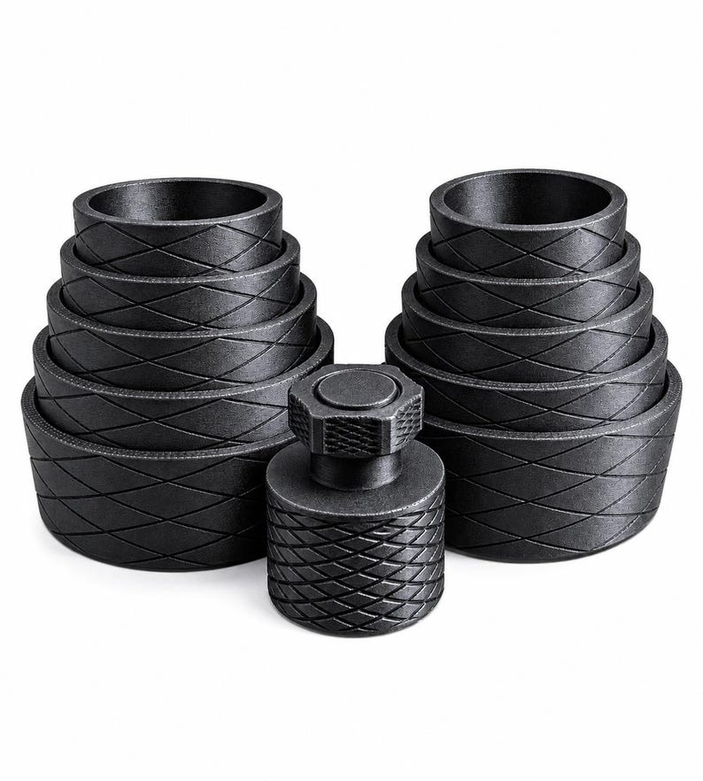 Pode incluir: Um conjunto de dez an&eacute;is circulares preto mate com di&acirc;metros vari&aacute;veis empilhados em duas colunas, acompanhados por uma ferramenta cil&iacute;ndrica central com topo hexagonal. Cada anel e a ferramenta apresentam uma textura de diamante.