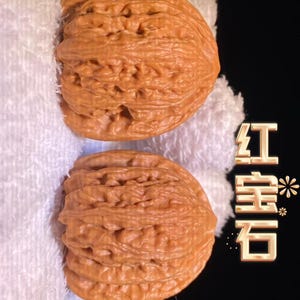 Noix de Wenwan rubis à grain dense de Chengde, qualité collection, 34 mm - Paire RB001 - Outil de méditation et d'exercice pour les mains - Jouet anti-stress en bois