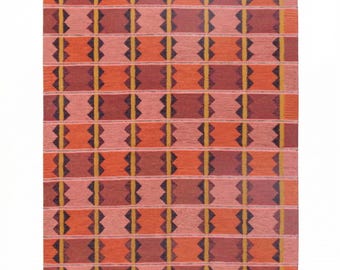 Op de afbeelding: Een rechthoekig vloerkleed met een herhalend horizontaal patroon van afwisselende oranje, roze en donkerrode banen. Het ontwerp bevat verticale rijen van donkerpaarse geometrische vormen gescheiden door dunne gele lijnen.