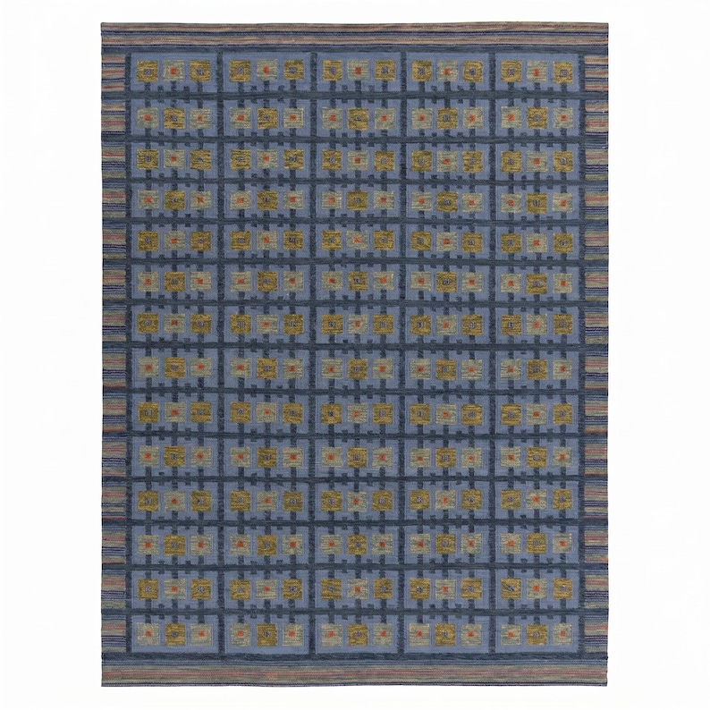 Op de afbeelding: Een rechthoekig vloerkleed met een rasterpatroon van donkerblauwe lijnen op een lichtblauwe achtergrond. Elk vierkant bevat een getextureerd goud en geel blok met een klein rood centrum. De rand bestaat uit horizontale strepen in blauw en beige.