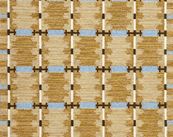 Może przedstawiać: Prostokątny dywan z powtarzającym się geometrycznym wzorem kraty. Projekt składa się z teksturowanych złoto-brązowych bloków oddzielonych pionowymi białymi pasami z małymi ciemnobrązowymi akcentami oraz poziomymi jasnoniebieskimi pasami.