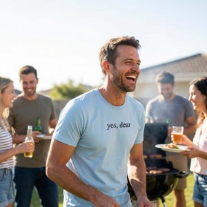 Camiseta divertida para marido "Sí, querido" Humor sutil Regalo para hombre Regalo para novio Camiseta de humor matrimonial Camiseta gráfica minimalista