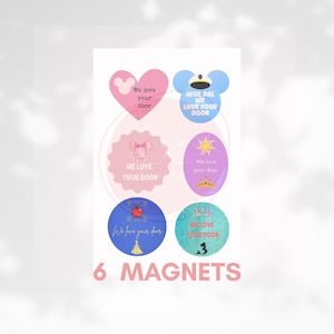 Pode incluir: Conjunto de seis ímanes coloridos com vários desenhos e a frase "We love your door". Os ímanes apresentam formas como corações, orelhas do Mickey e círculos, com ilustrações e texto. A palavra "MAGNETS" está na parte inferior.