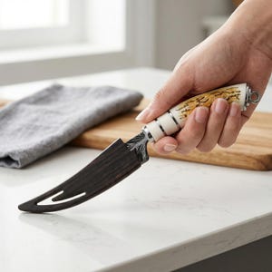 Puede incluir: Un letrero de madera rústico con la palabra "Welcome" en un estilo manuscrito. El letrero está pintado de blanco con un acabado envejecido y un elemento floral decorativo. El fondo es una imagen borrosa de una superficie de madera.