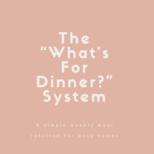 Op de afbeelding: Roze achtergrond met witte tekst: "The 'What's For Dinner?' System." De tekst hieronder luidt: "Een eenvoudige wekelijkse maaltijdrotatie voor drukke gezinnen." Inclusief dinersjablonen, boodschappenlijstjes, snackideeën en noodmaaltijden.