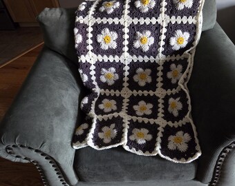 Manta cuadrada de ganchillo hecha a mano estilo abuela con motivo floral – Gris y blanco.