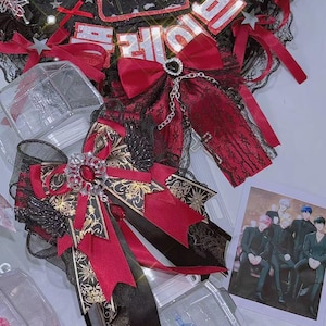 Fiocco per lightstick fatto a mano: rosso, nero e oro. Accessorio per concerti Kpop fatto a mano. Merchandising per fan.